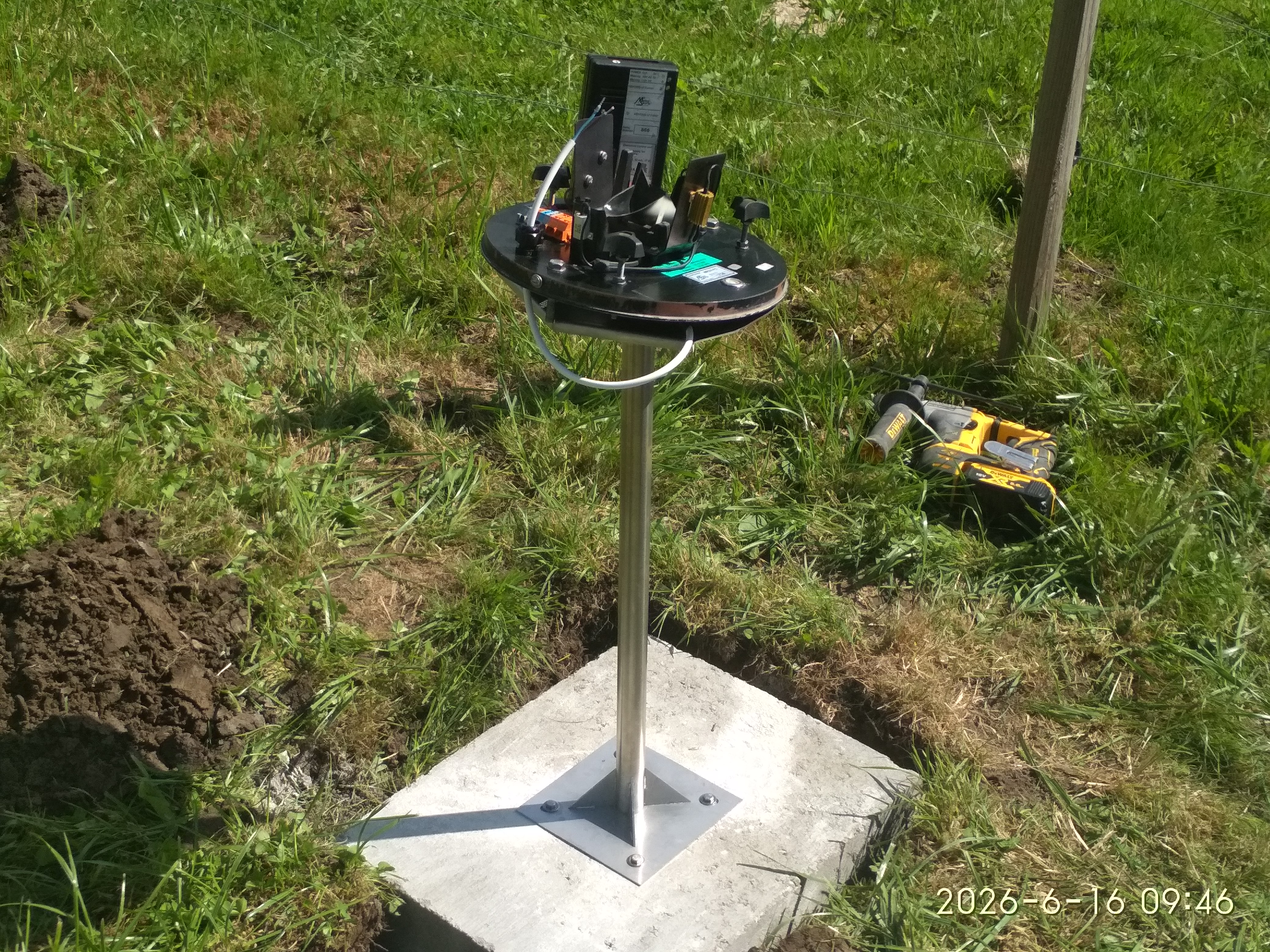 Betonová dlaždice, stojan srážkoměru, elektronika srážkoměru